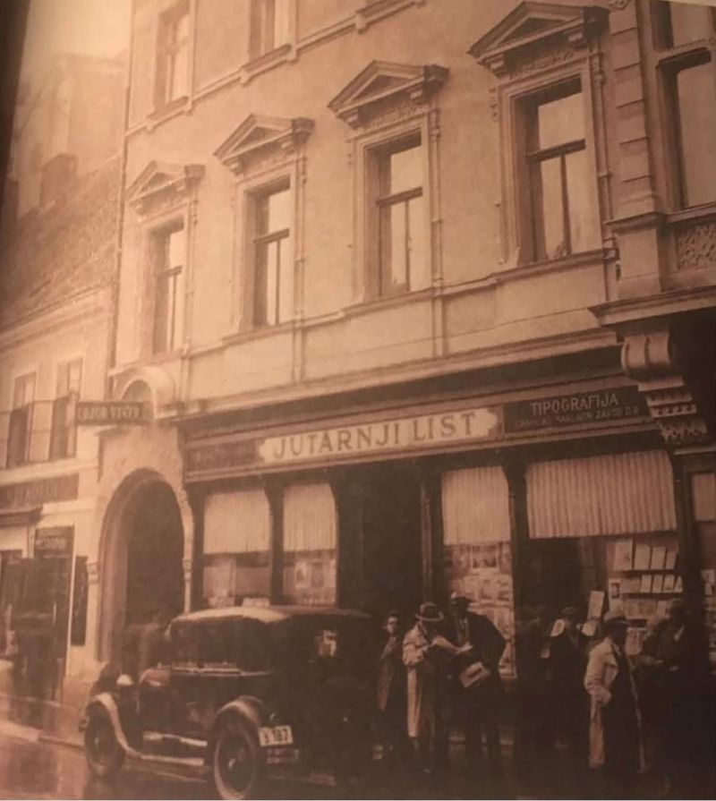 Trg Petra Preradovića oko 1930. godine. Redakcija Jutarnjeg lista, Obzora i Večeri sa tiskarom u dvoristu nalazila se na boju 6